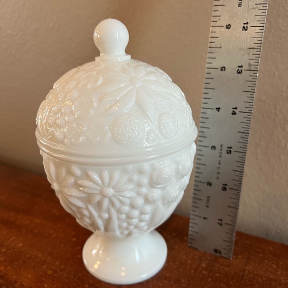 Vintage Avon Milk Glass Easter Egg Decorative Footed Jar Opaque White Floral - Picture 4 of 6